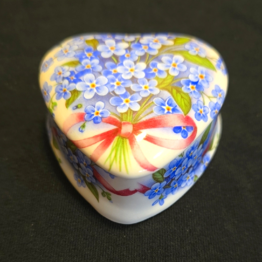 Fielder's Heart-Shaped Floral Keepsaje Trinket Box